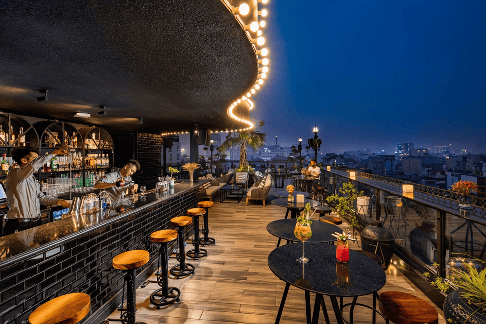 Sol Sky Bar l&agrave; nơi l&yacute; tưởng để ngắm nh&igrave;n to&agrave;n cảnh th&agrave;nh phố từ tr&ecirc;n cao, đặc biệt lung linh khi đ&ecirc;m về (Nguồn: SOL SKY BAR)